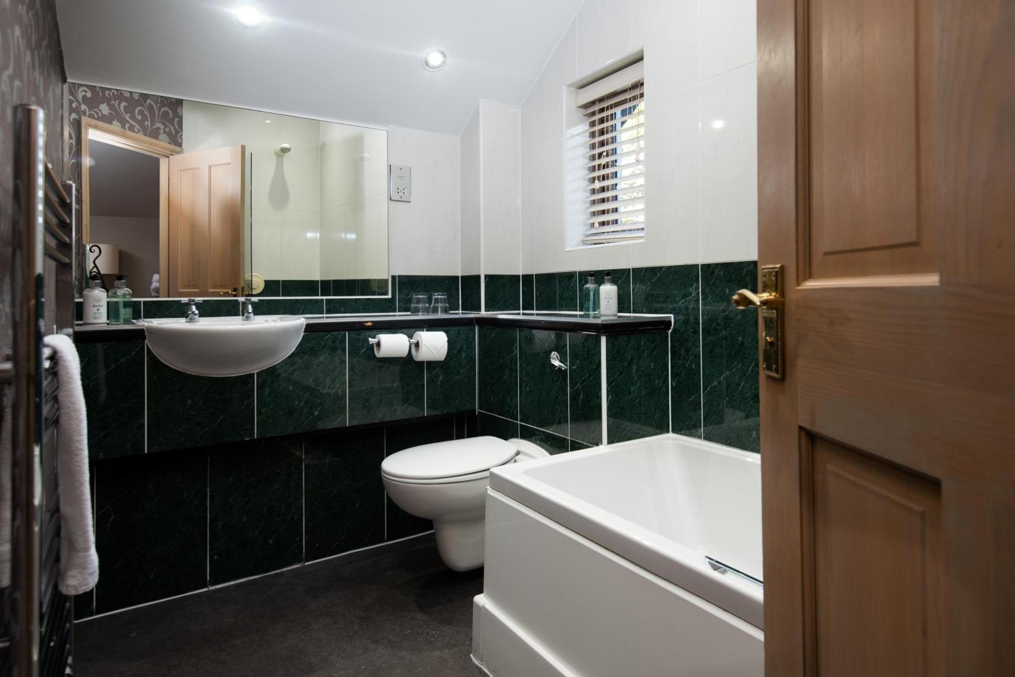 Windermere Rooms At The Wateredge Inn แอมเบิลไซด์ ภายนอก รูปภาพ